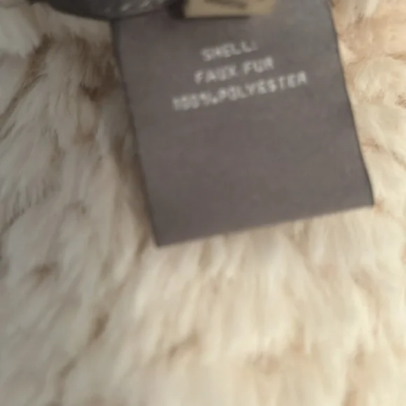 Bagatelle Collection Lux White Faux Fur Vest NWT - Picture 6 of 8